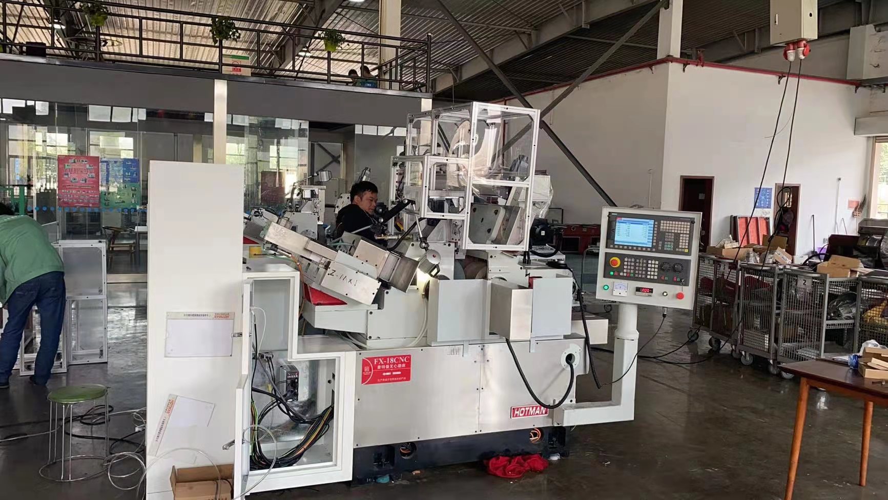 豪特曼FX-18CNC-7軸智能數(shù)控?zé)o心磨床，采用豪特曼智能數(shù)控操作系統(tǒng)，搭配高精密機(jī)器人，可多臺(tái)聯(lián)機(jī)，實(shí)現(xiàn)無(wú)人值守的穩(wěn)定操作。.jpg